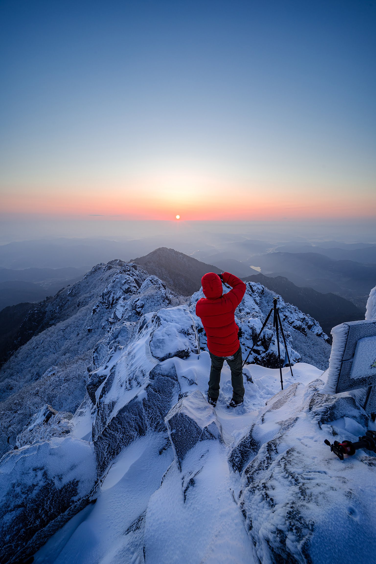 눈 쌓인 합천 가야산 국립공원에서 일출 촬영하기