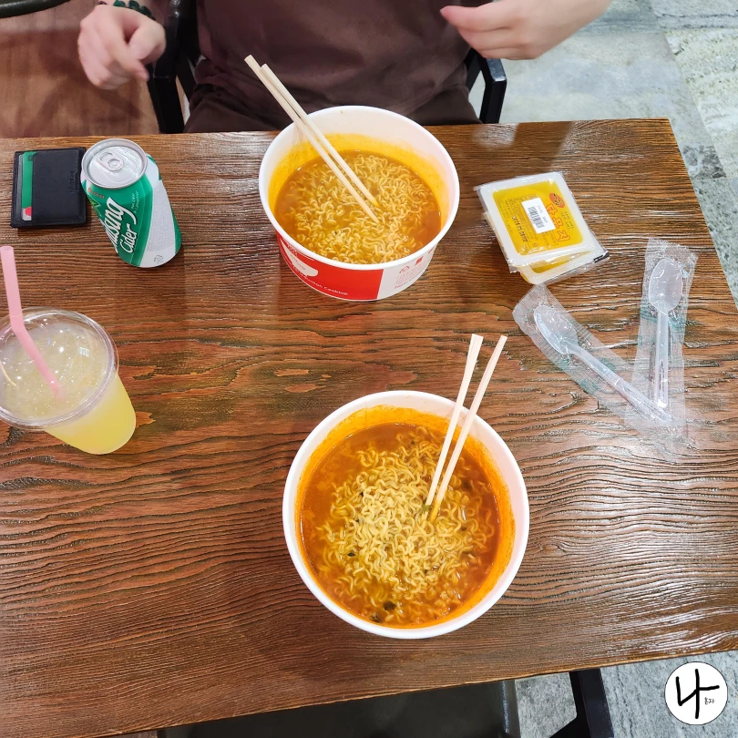 두-개의-라면과-사이다