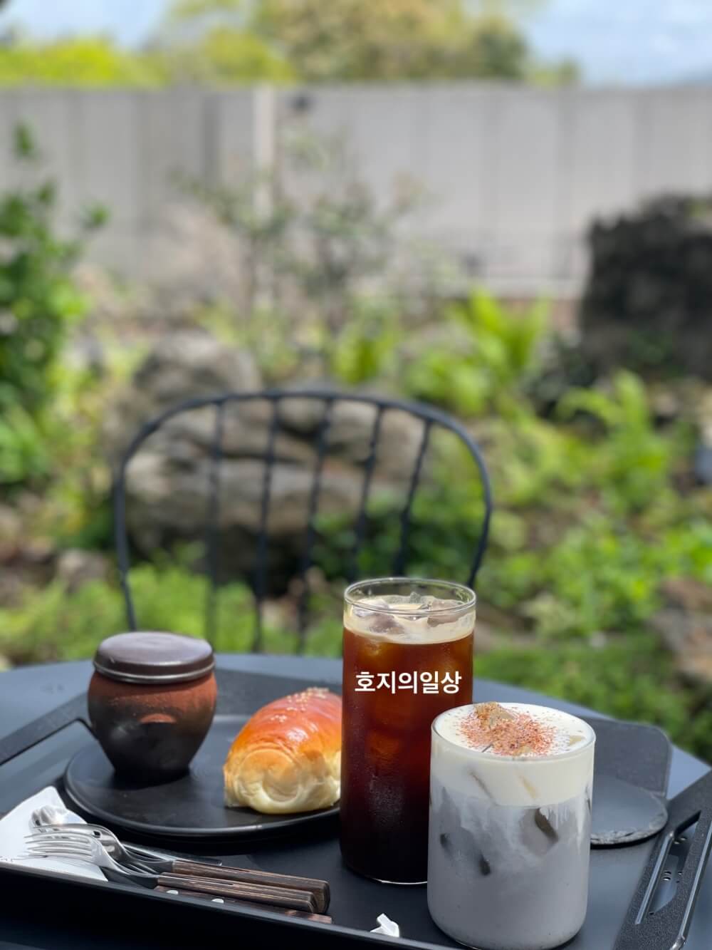 무로이 카페 - 정원 테이블위에 주문한 메뉴들