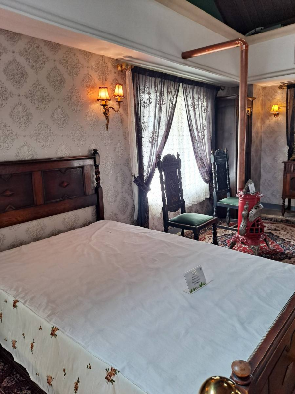 평화의 방 침대