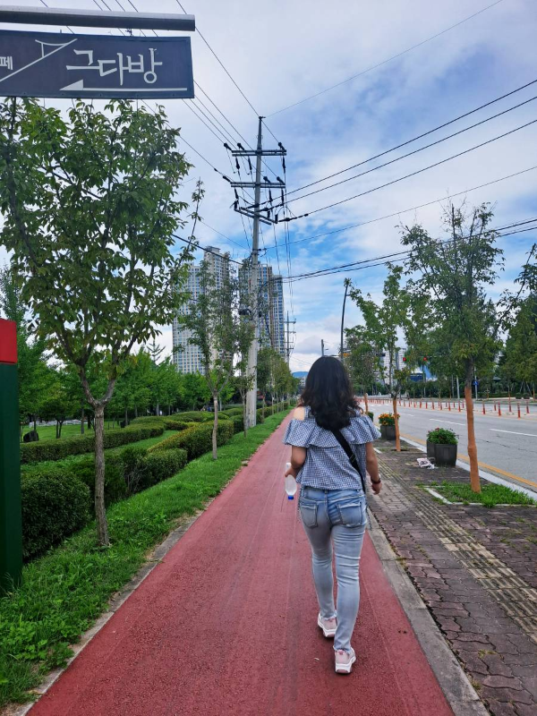 춘천 공지천교 걸어가는 중