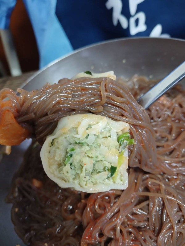 비빔냉면과 만두