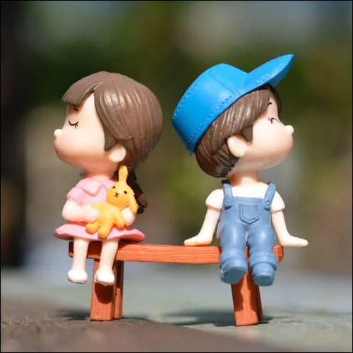 서로 다른 곳을 보고 있는 소년과 소녀