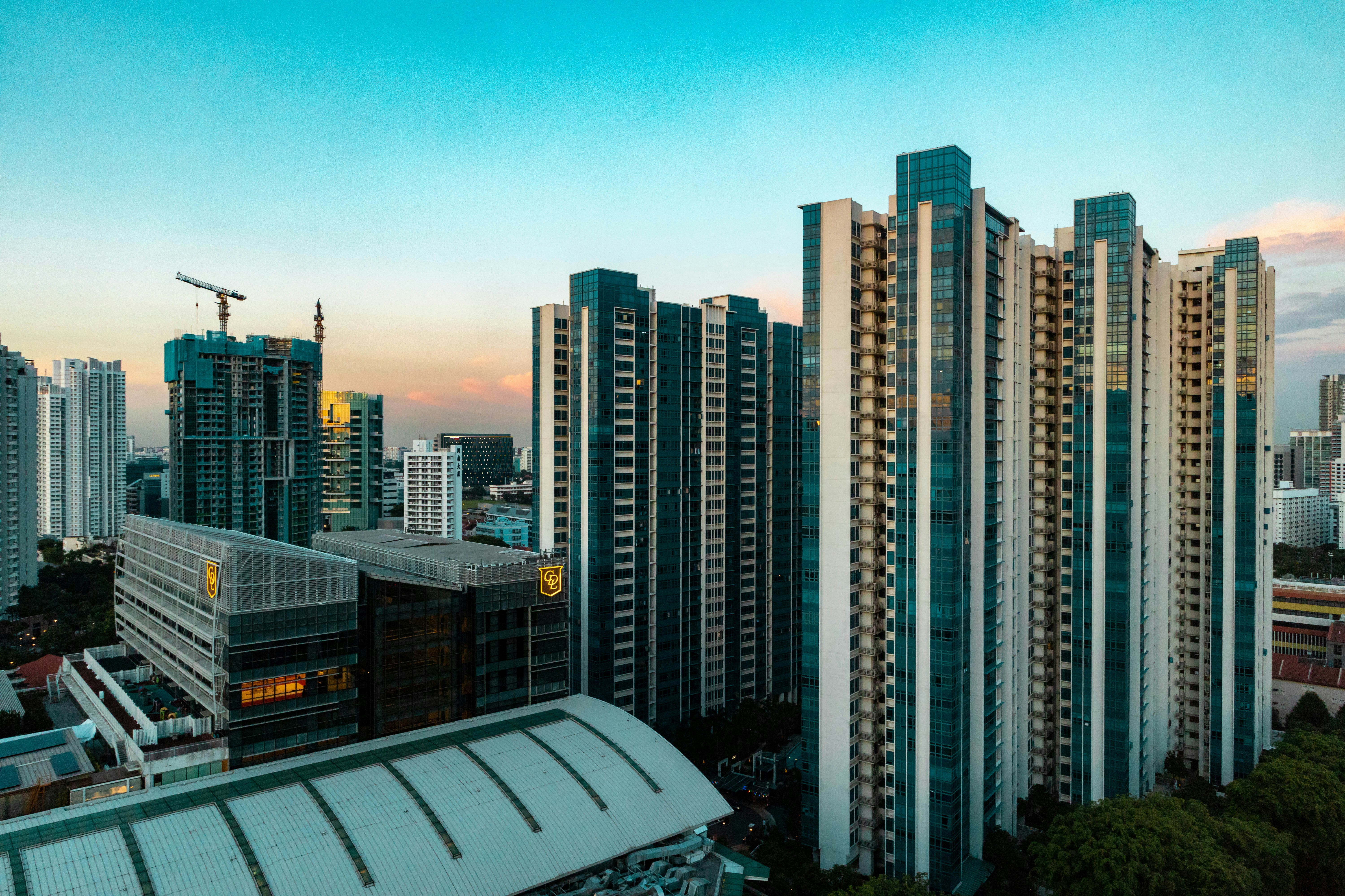 사진: &lt;a href=&quot;https://unsplash.com/ko/%EC%82%AC%EC%A7%84/%ED%91%B8%EB%A5%B8-%EB%82%98%EB%AC%B4-%EC%98%86%EC%9D%98-%EA%B1%B4%EB%AC%BC-LMq-rTluKfQ?utm_content=creditCopyText&amp;utm_medium=referral&amp;utm_source=unsplash&quot;&gt;Unsplash&lt;/a&gt;의&lt;a href=&quot;https://unsplash.com/ko/@zyteng?utm_content=creditCopyText&amp;utm_medium=referral&amp;utm_source=unsplash&quot;&gt;Kelvin Zyteng&lt;/a&gt;