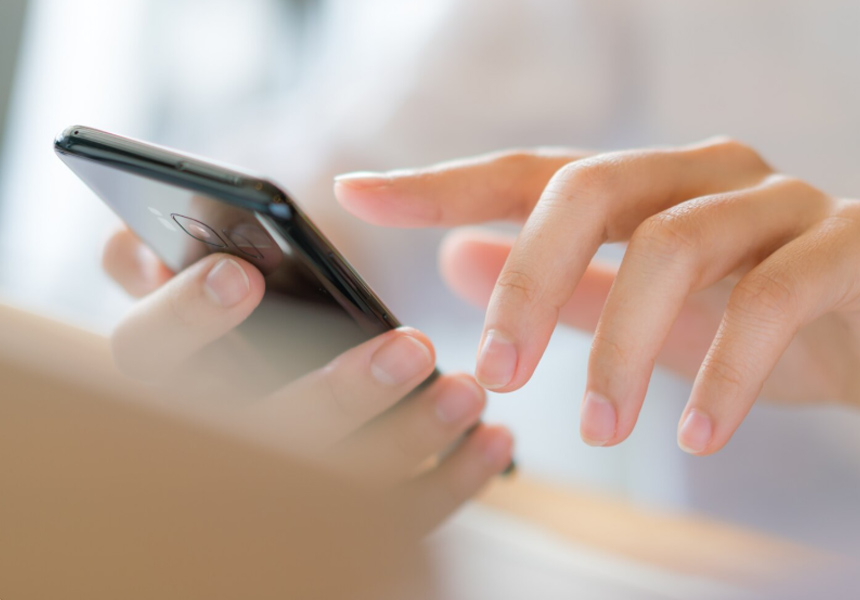 스마트폰에서 걷기 어플을 확인하는 모습