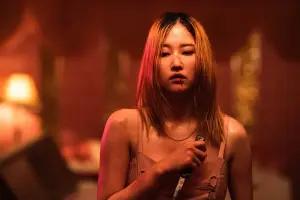 나시티를 입은 여주인공이 칼을 들고 서있는 발레리나 영화 포스터