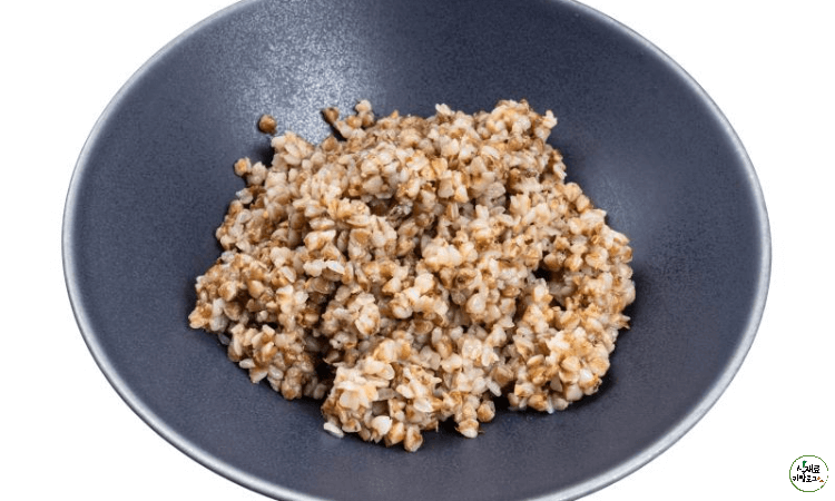 남색사기그릇에-메밀밥이-담겨져있음