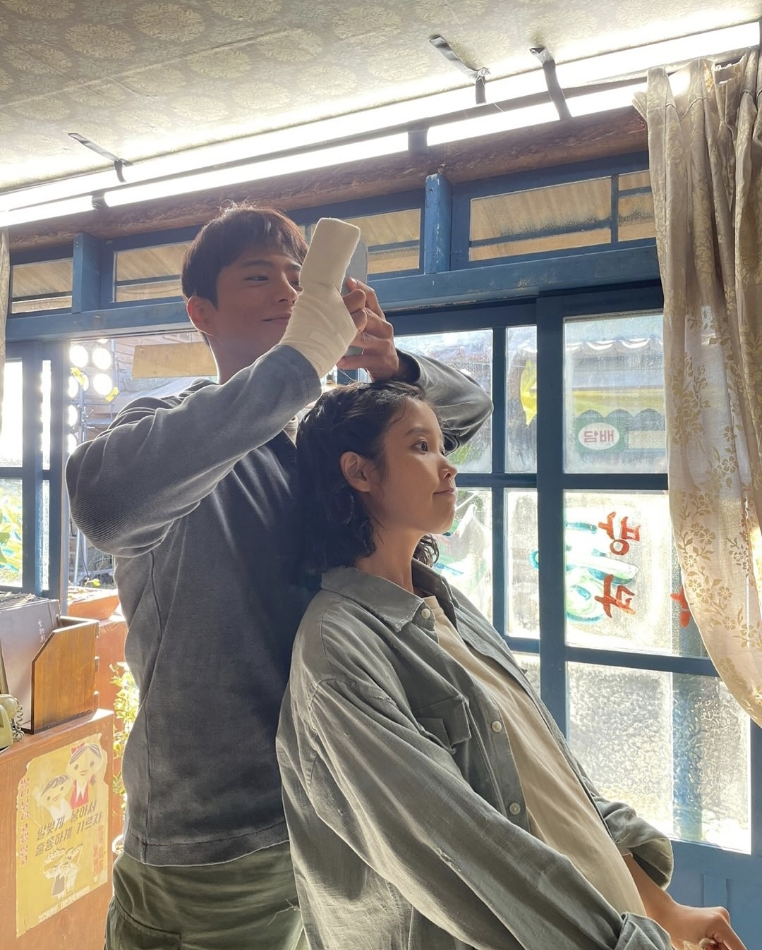 아이유와 박보검이 촬영중 찍은 사진