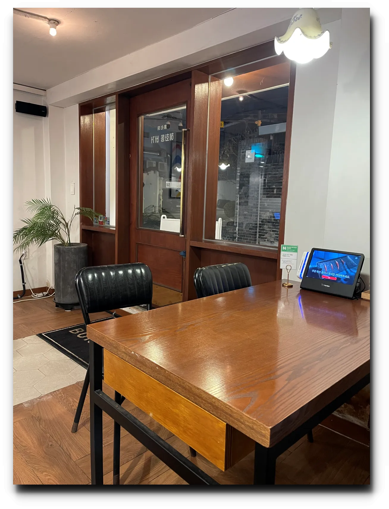 햄버거-가게-내부-문-앞