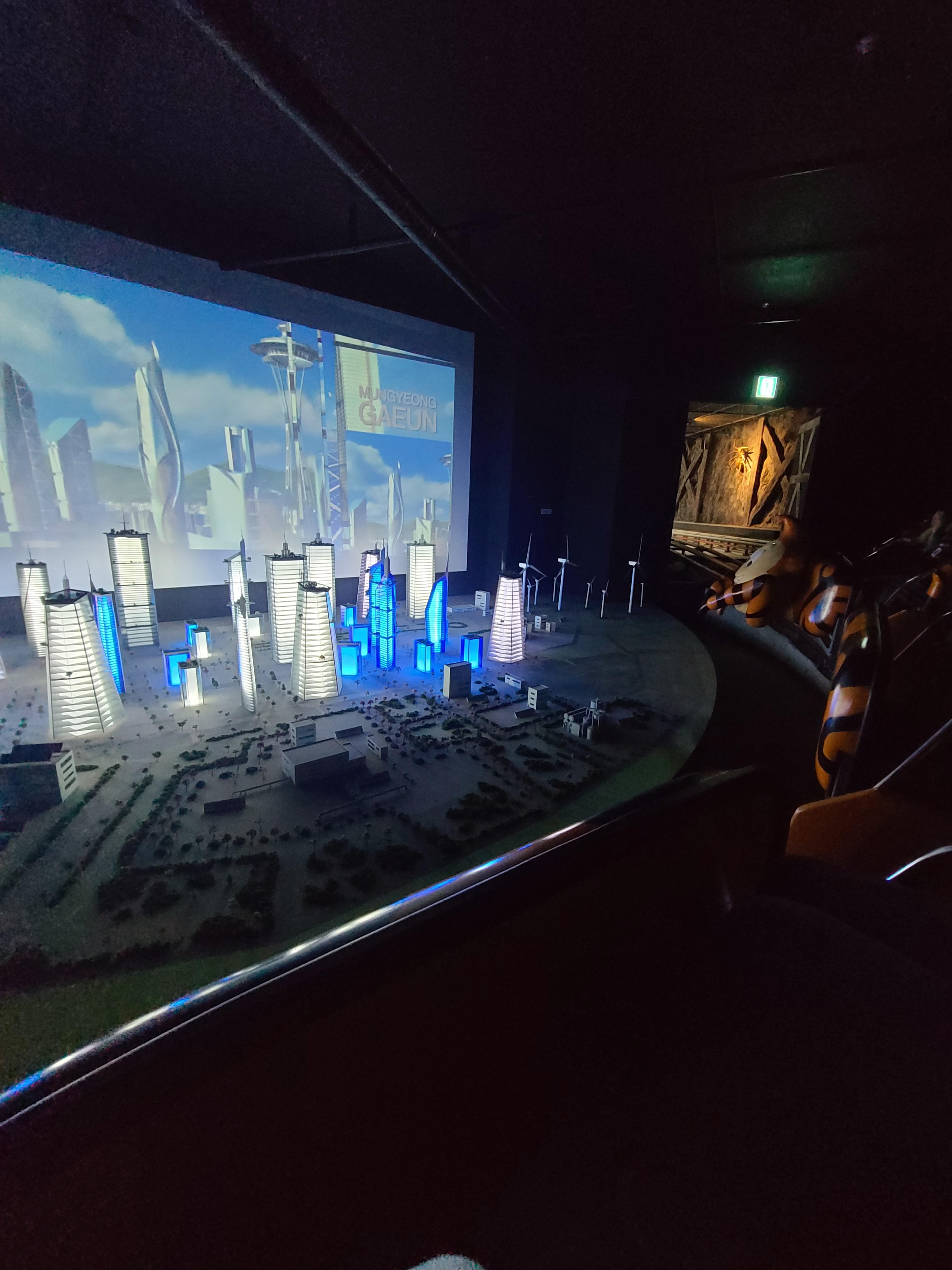 에코월드 거미열차 내부2