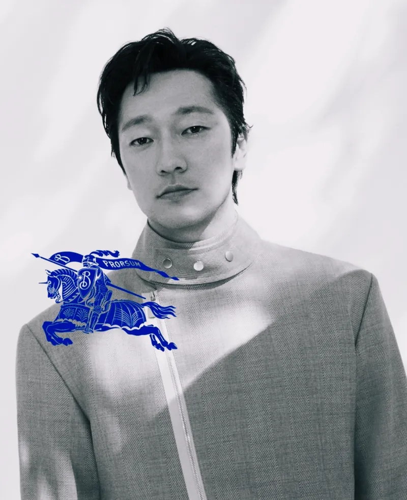 손석구 버버리, 손석구 패션, 버버리 트렌치코트, 2025 체크 트렌드, 버버리 윈드브레이커, 버버리 런던 패션위크, 남성 패션 트렌드, 버버리 캠페인, 버버리 런웨이 스타일