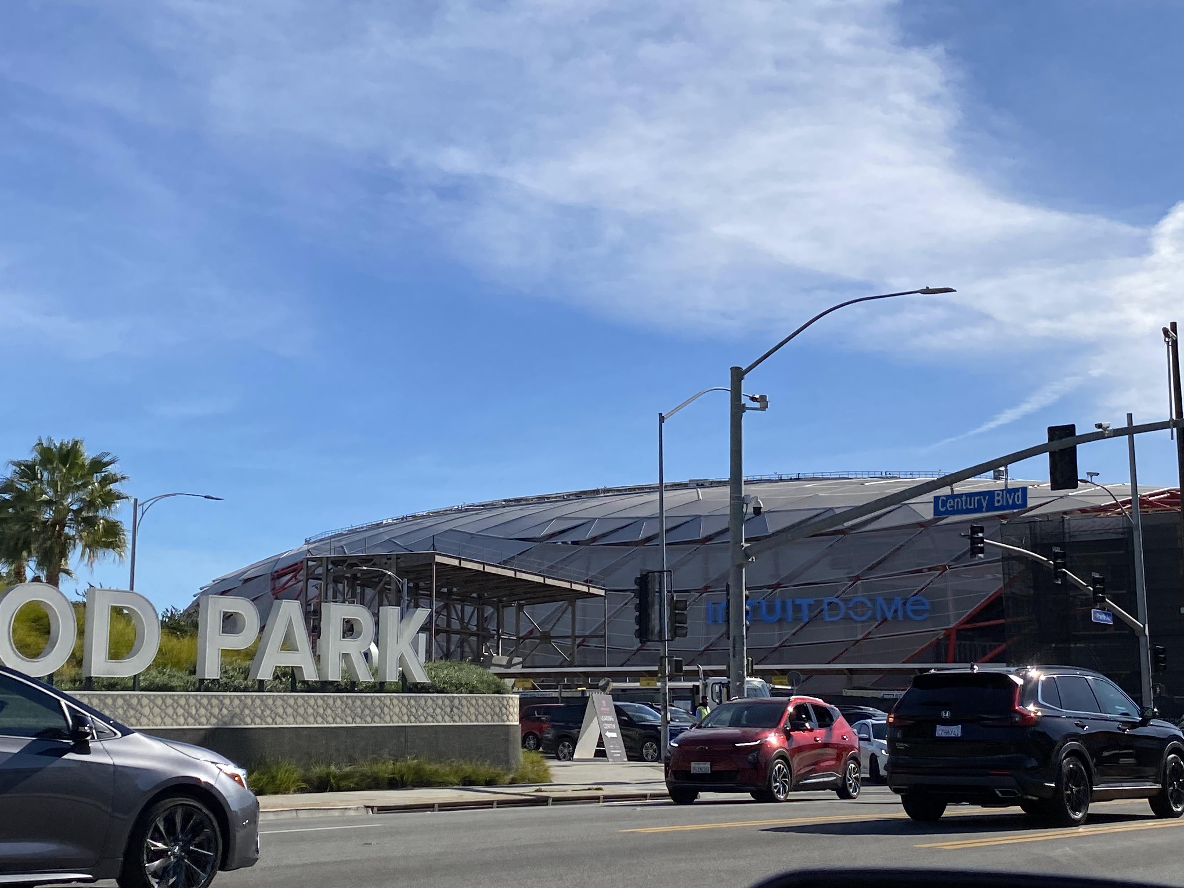 건너편에 거대한 돔을 또하나 짓고 있다.
