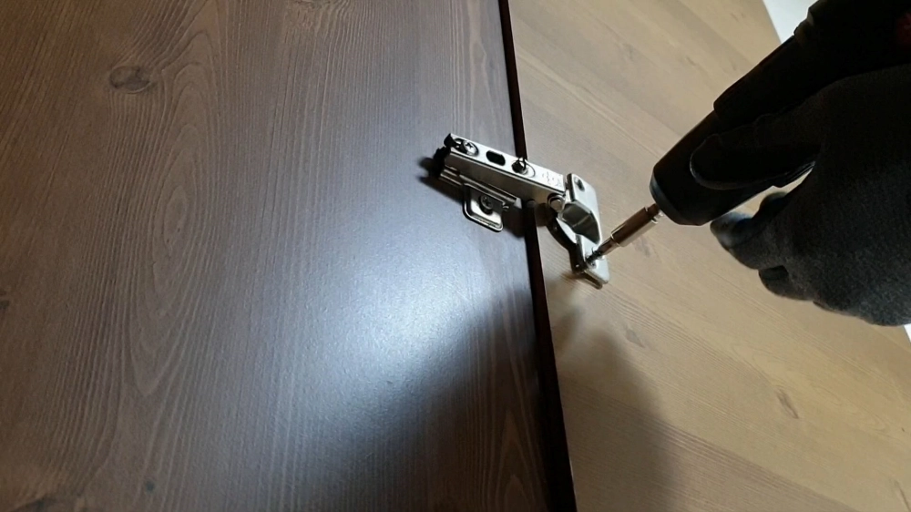 장롱 문짝 떼는 모습