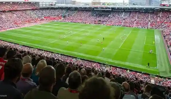 관중으로 가득 찬 맨체스터 유나이티드 홈구장, 올드 트래포드 스타디움의 열기 넘치는 모습