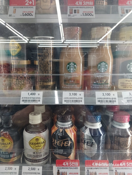 편의점 냉장 진열대에 놓인 다양한 병커피와 캔커피 제품들