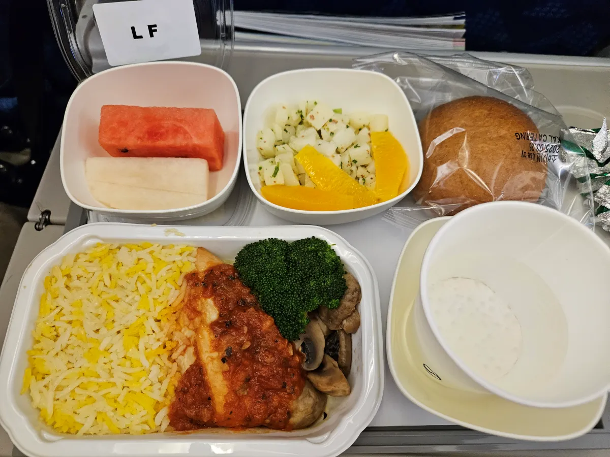 대한항공-저지방-특별 기내식-밥-닭고기-야채-과일-빵-샐러드