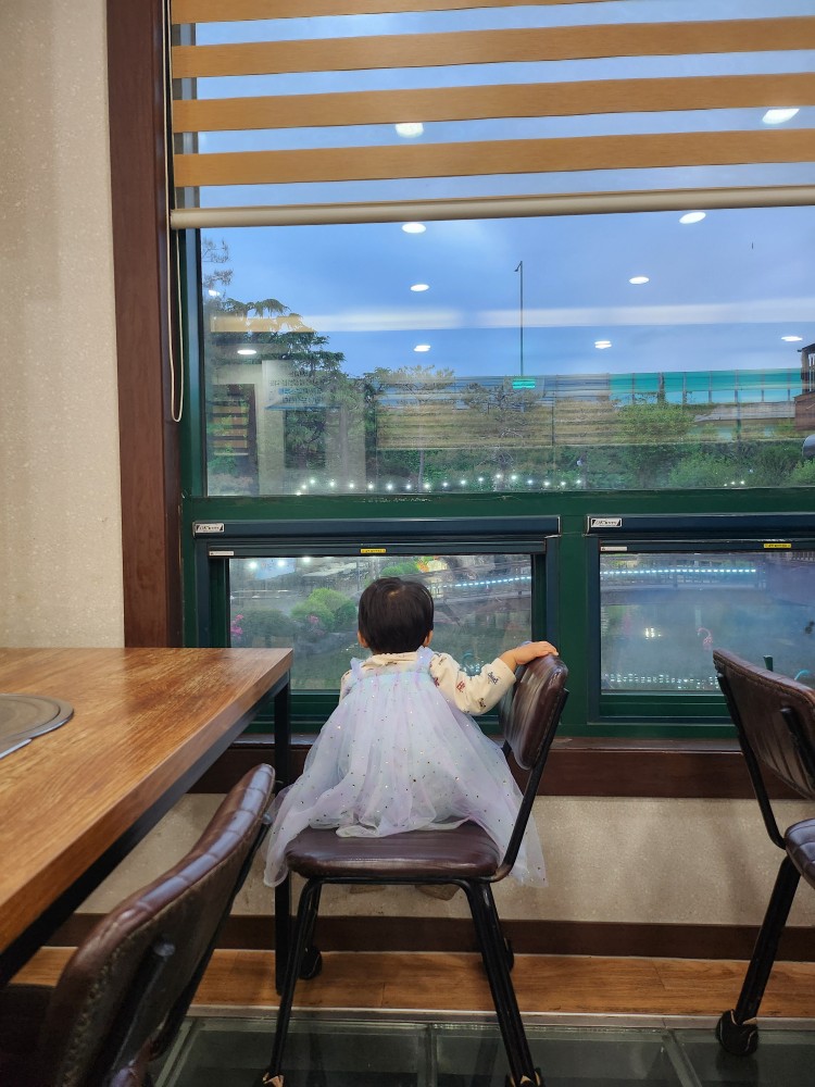 창 밖을 구경하는 아이