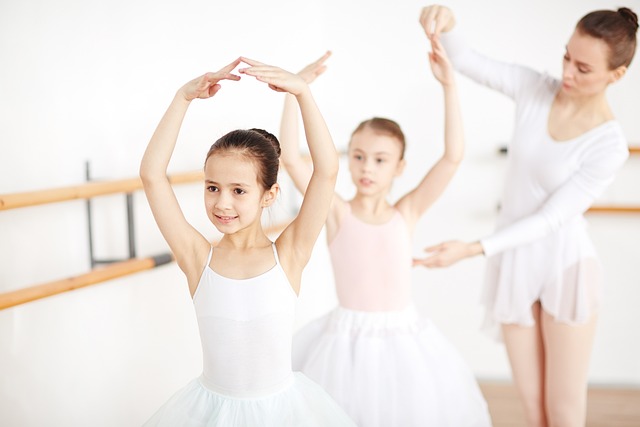 라 바야데르 (La Bayadère): 동양적인 분위기와 무대 디자인, 그리고 이 작품의 상징적인 의미