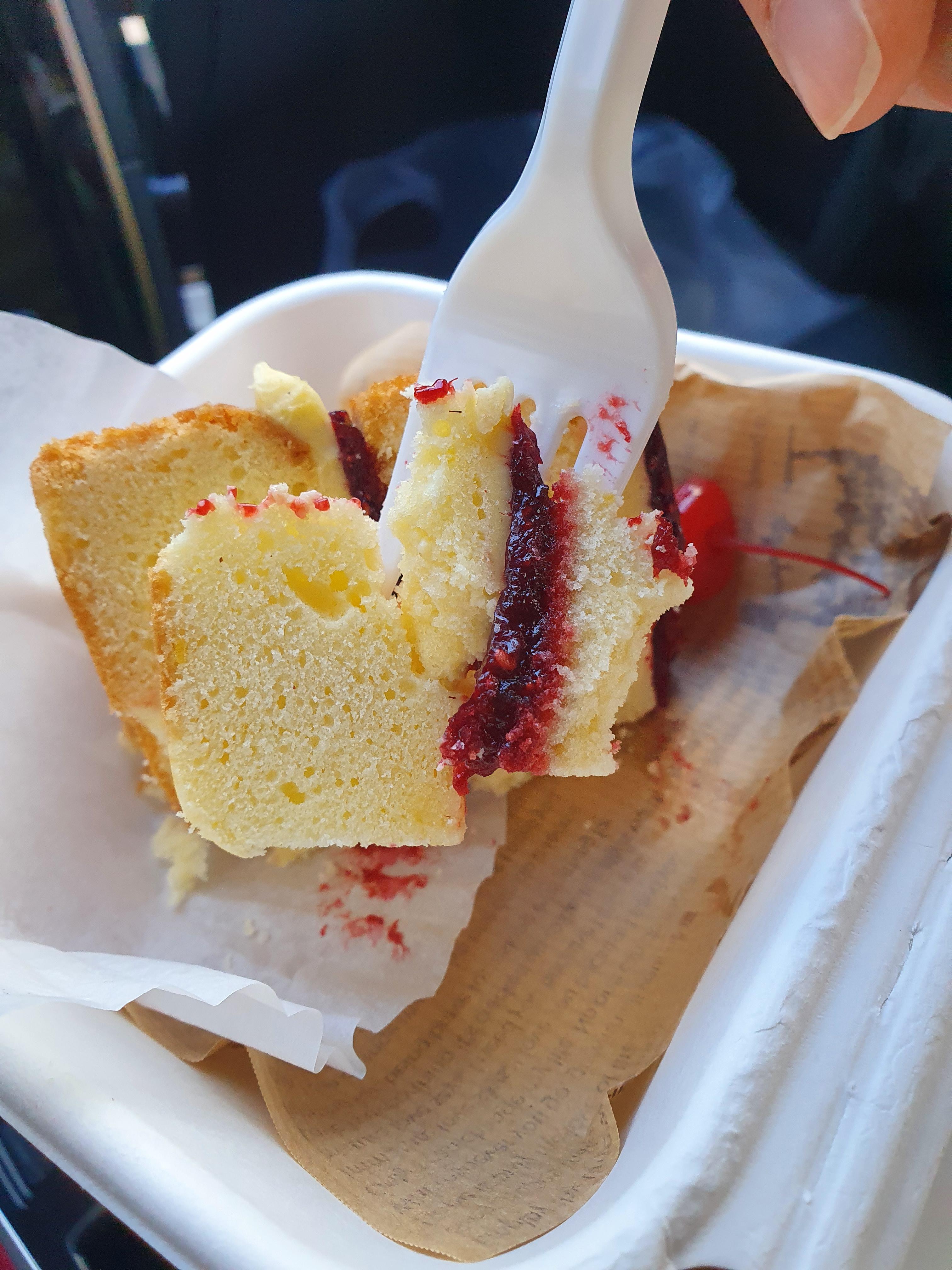 빅토리아 케이크 한입