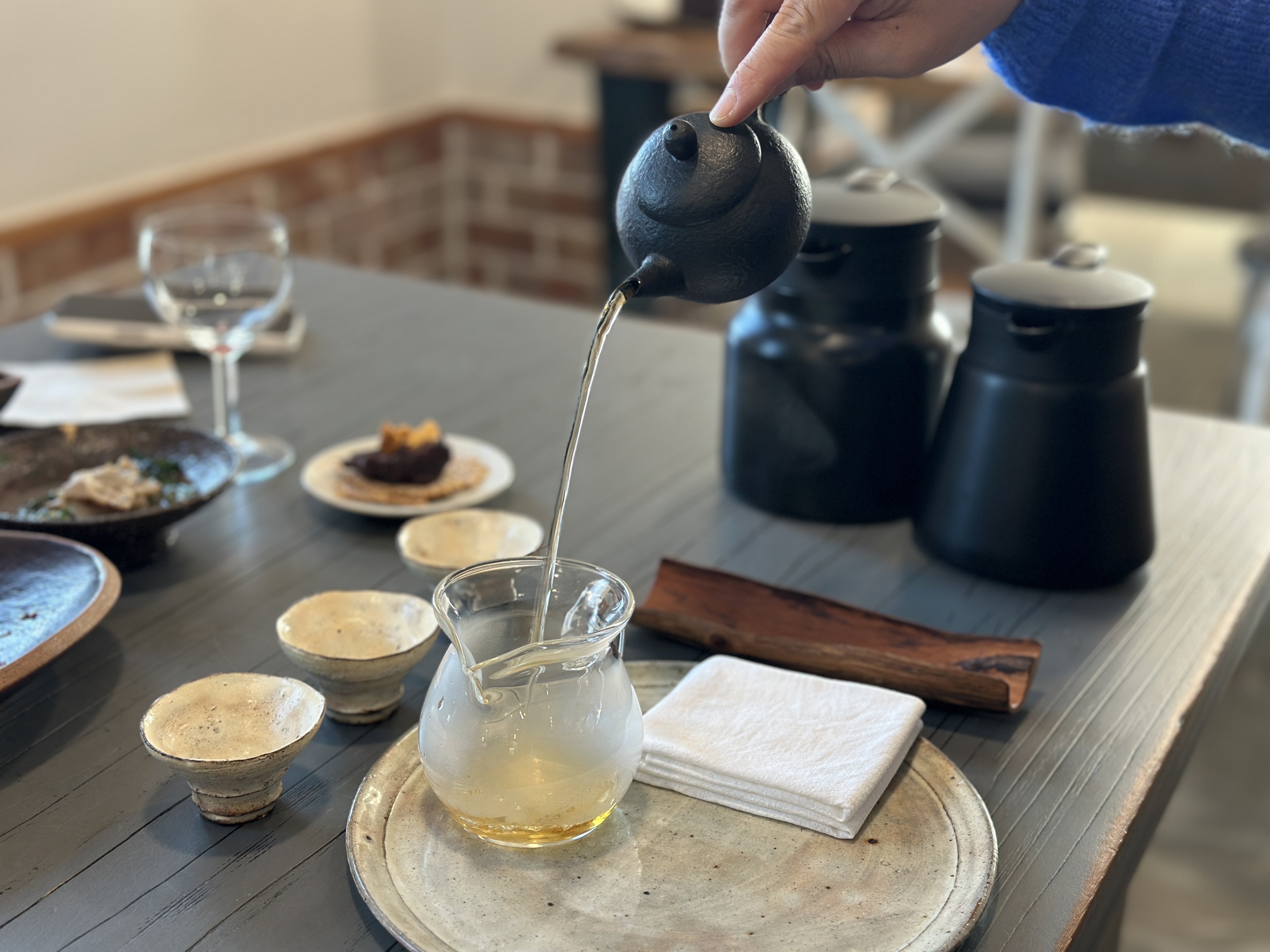 차를 내리는 모습