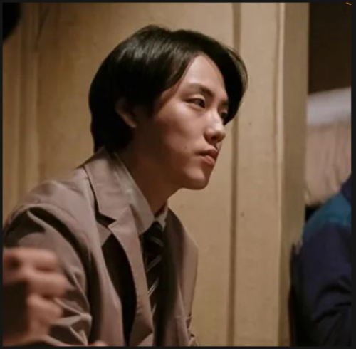 수사반장-갈색자켓을 입고 상대방과 진지하게 얘기중인 윤현수