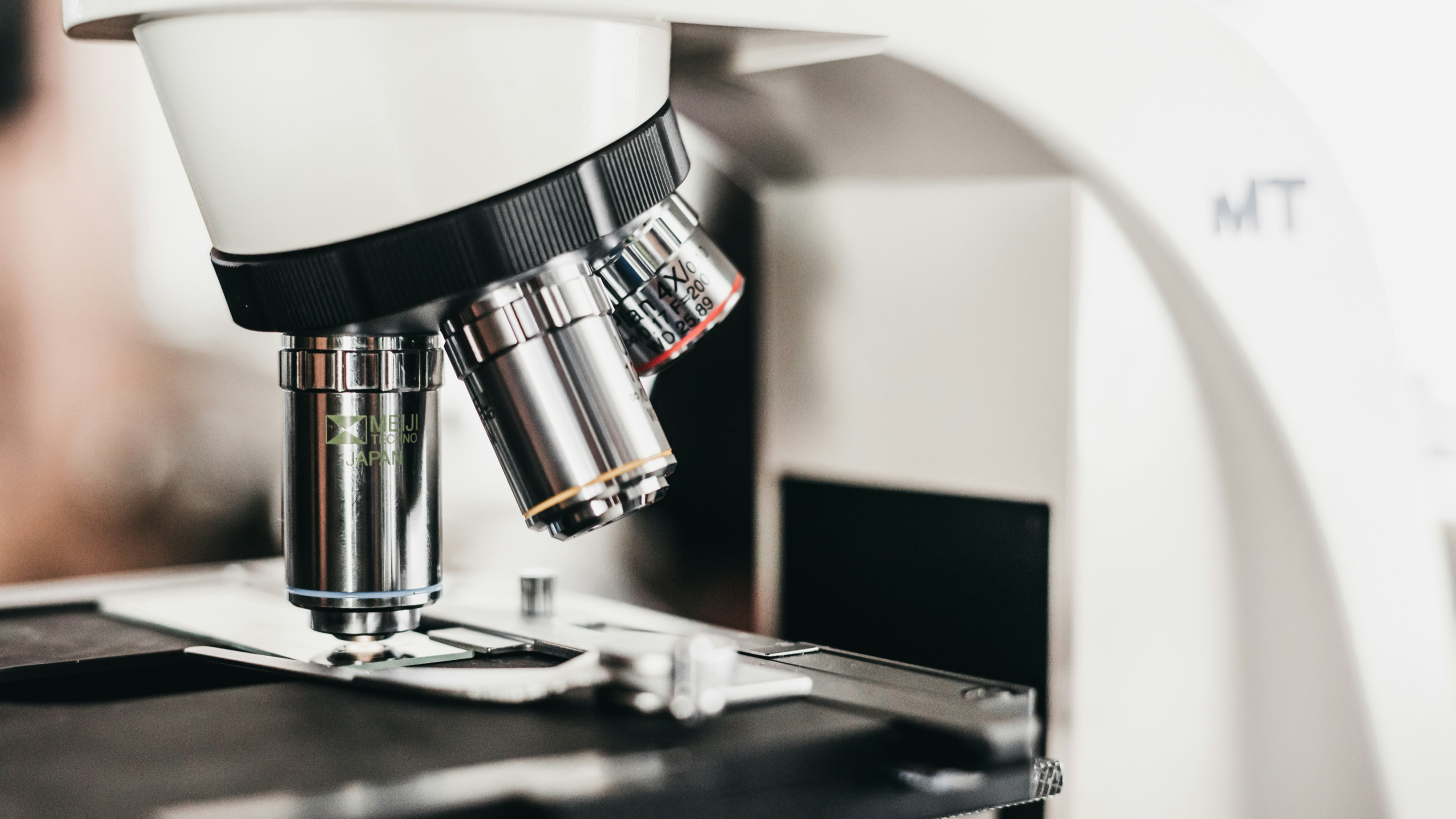 현미경으로 검사하는 사진