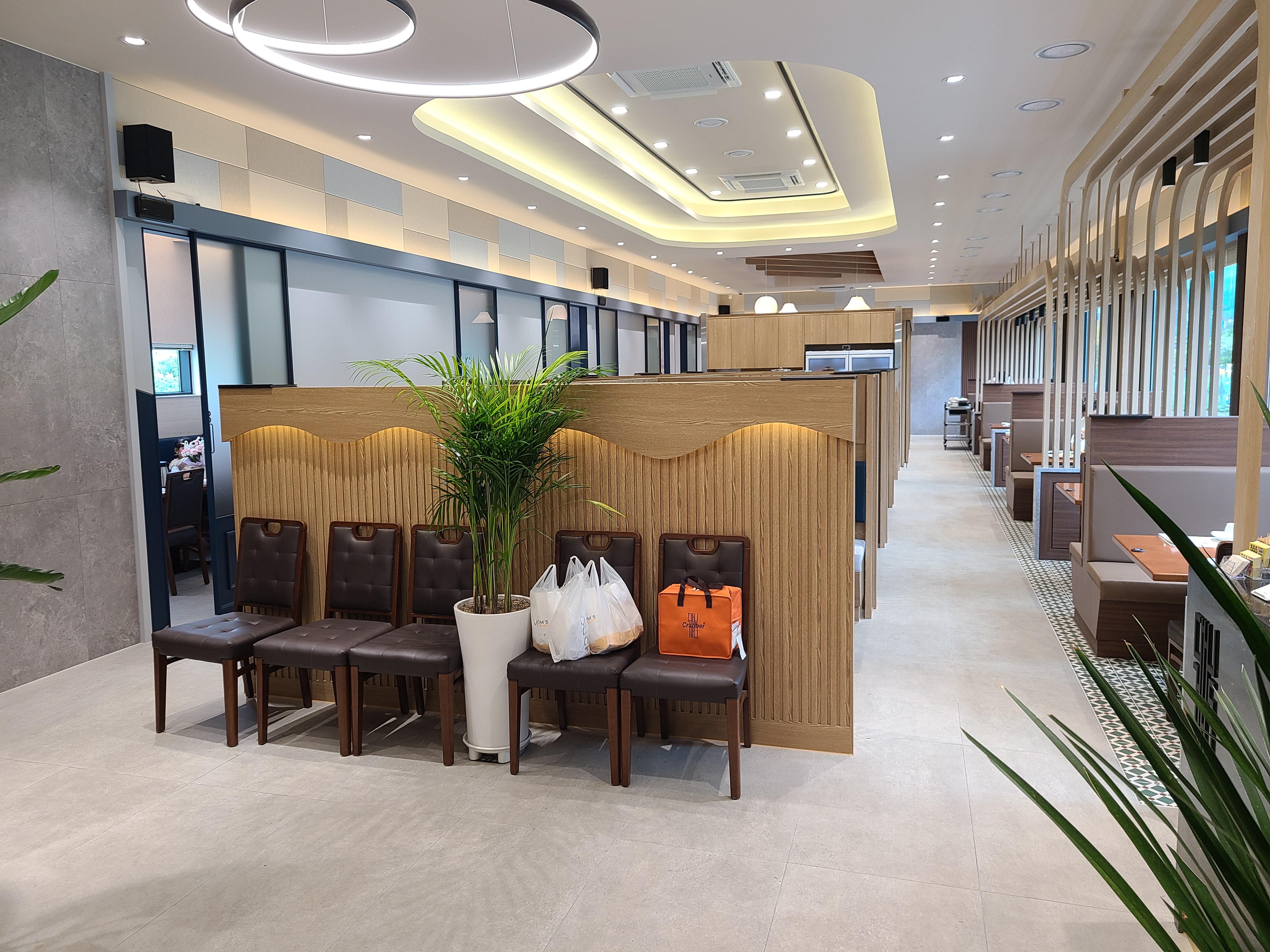 천안 대게나라 내부 홀 전경