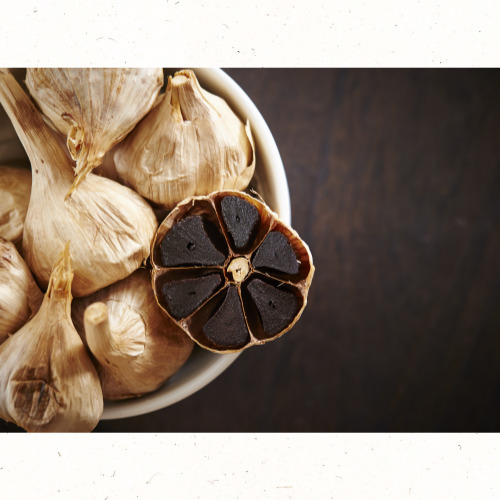 구운 삼겹살에 흑마늘 소스 토핑