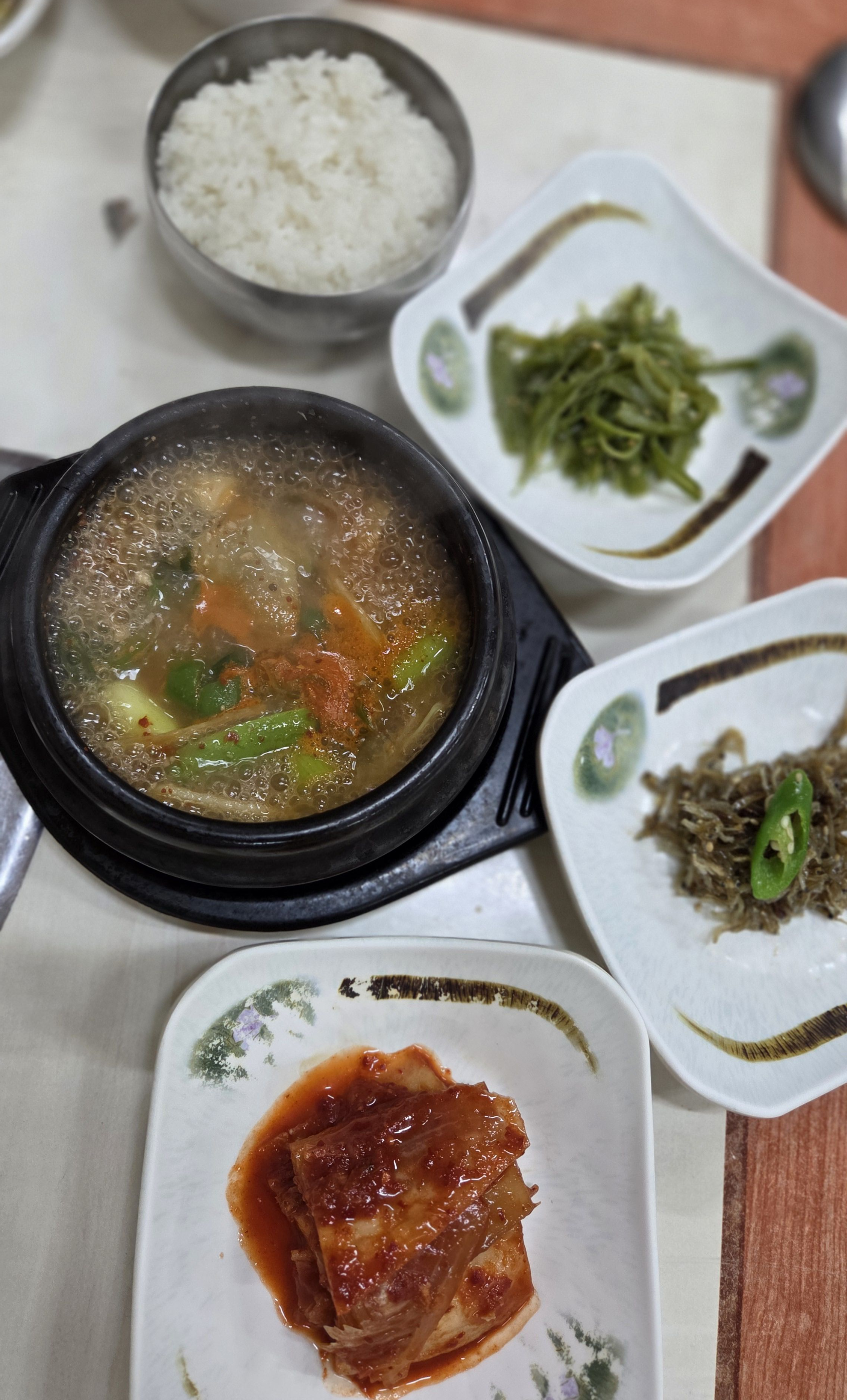 고기를 먹은 후 식사로 주문한 된장찌개