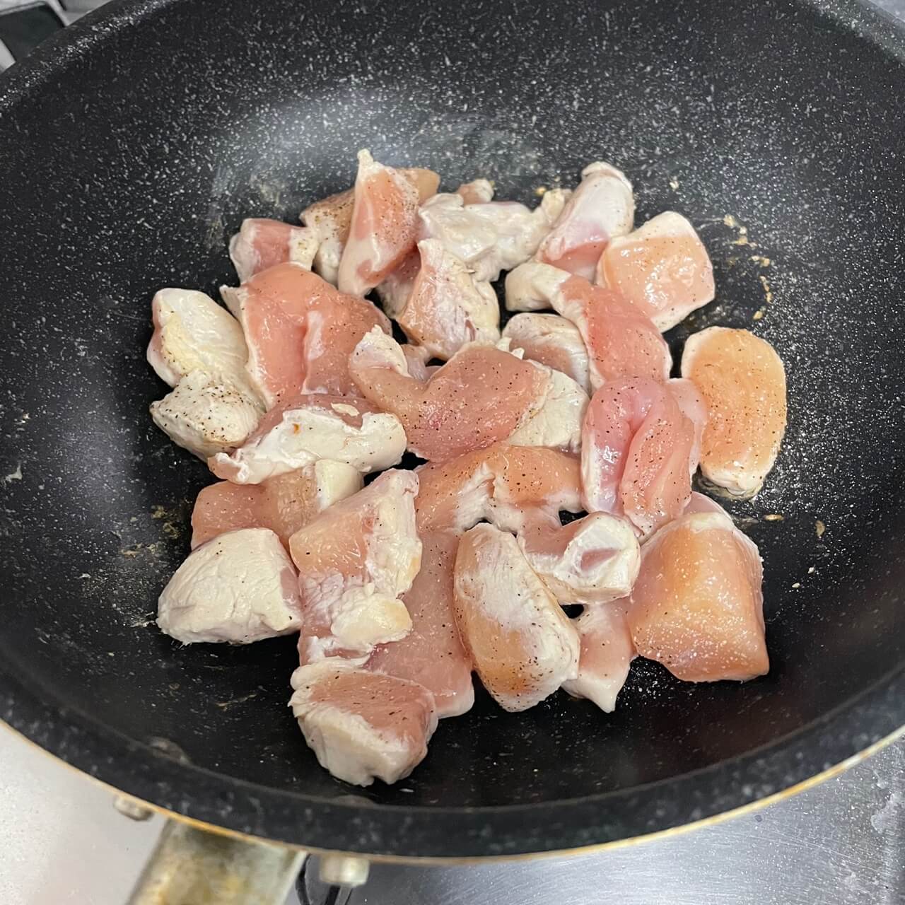닭가슴살 볶음밥을 만들기 위한 닭가슴살이 후라이팬 안에서 구워지는 사진