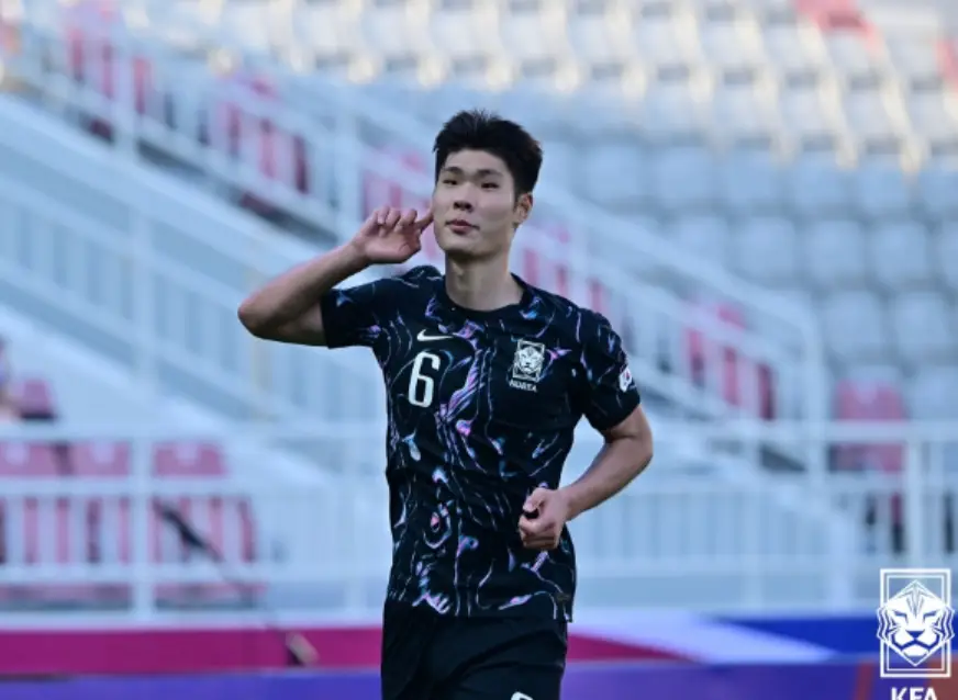 u23-검은유니폼을 입은 이영준이 달리는 모습