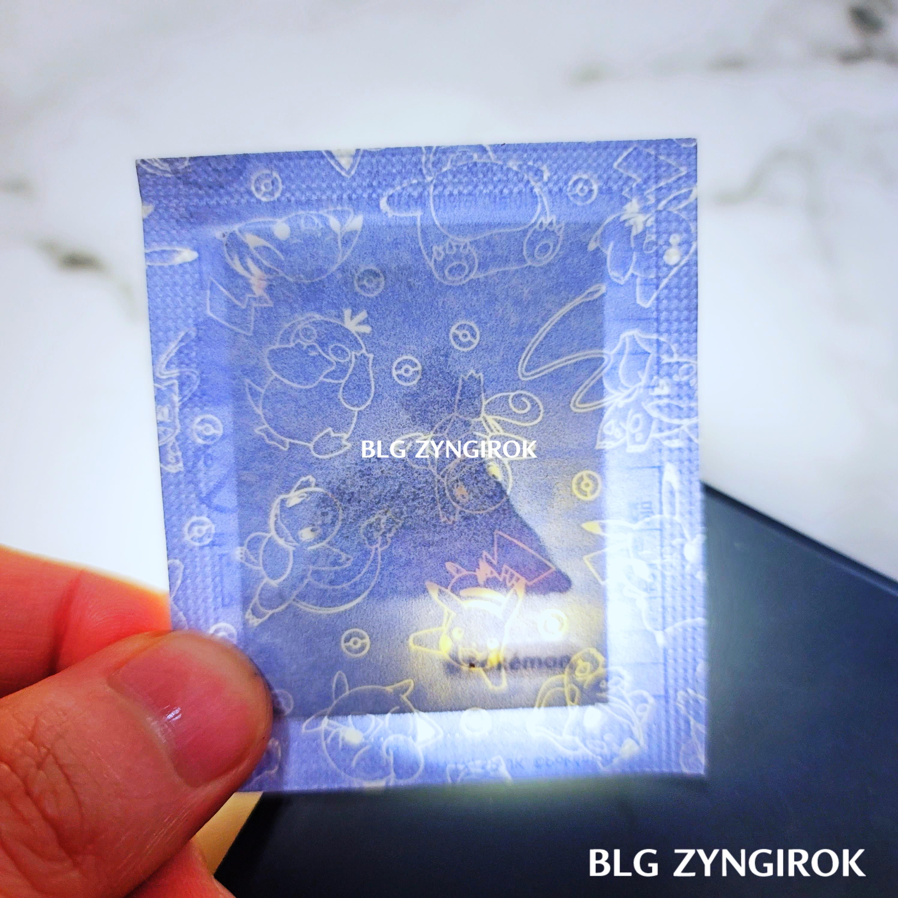 띠부띠부씰-나인테일을-들고있다.