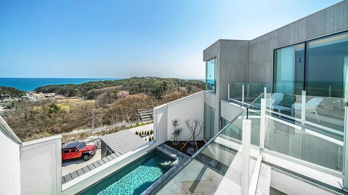 풀빌라 바다가 보이는 사진