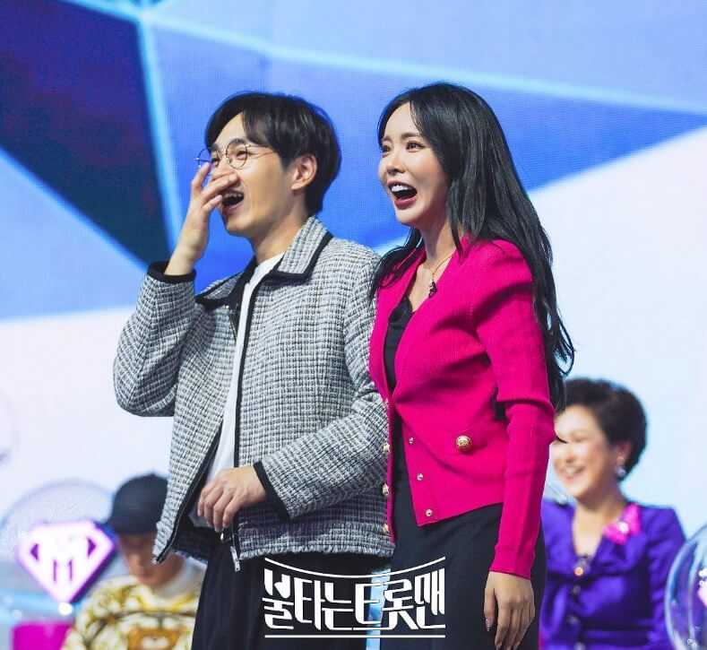 공연을 보고 즐거워하는 심사위원들