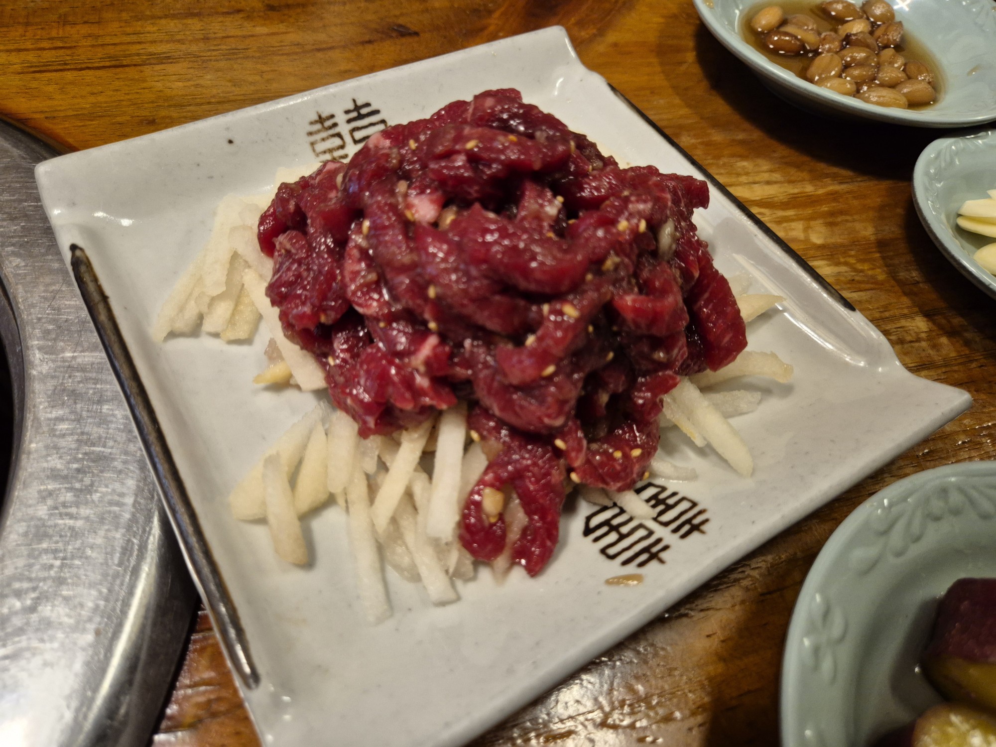 육회의 정석입니다. 배채 위로 육회가 살포시