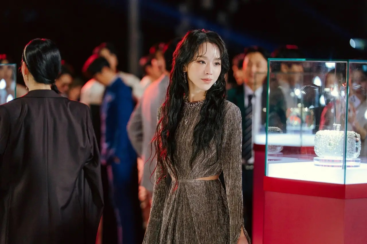 넷플릭스 시리즈 레이디 두아의 부두아 컬렉션 파티 중 사라킴