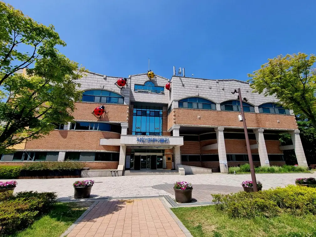 부천자연생태공원3. 부천자연생태박물관: 아이들이 좋아하는 공룡, 곤충, 물고기, 동물이 있는 곳