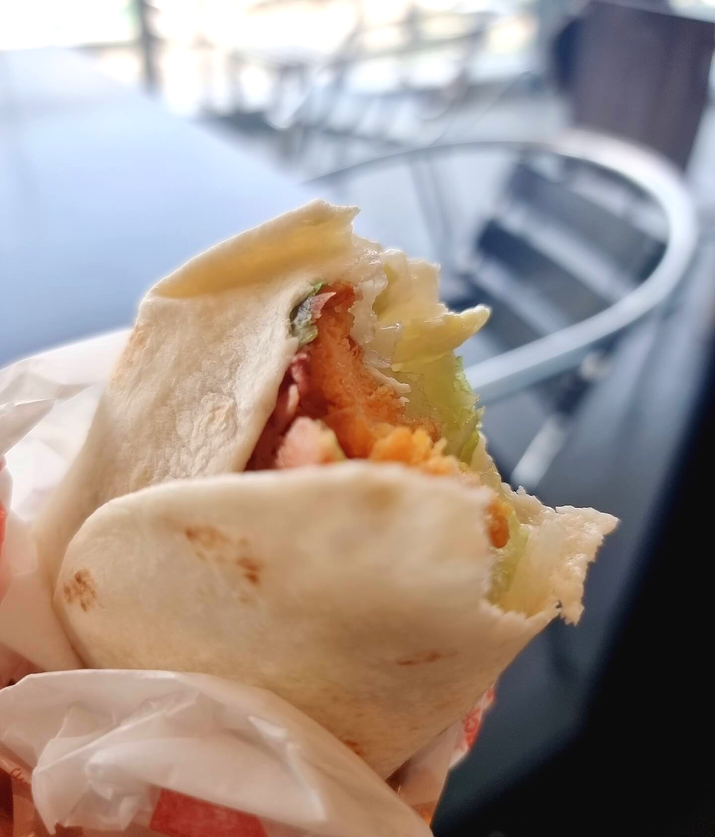 스낵랩 반정도 먹은 모습