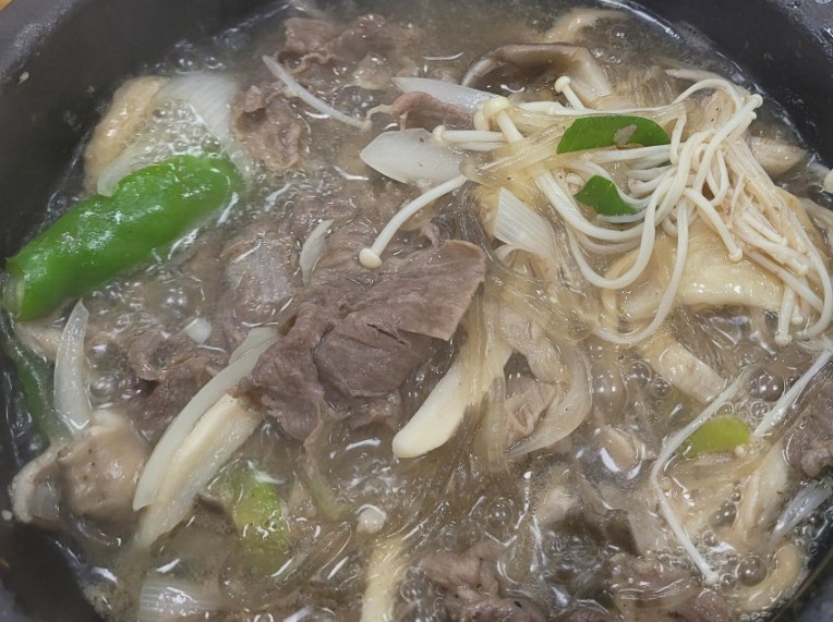 6시내고향 하양꿈바우시장 버섯불고기전골 끓고 있는 모습