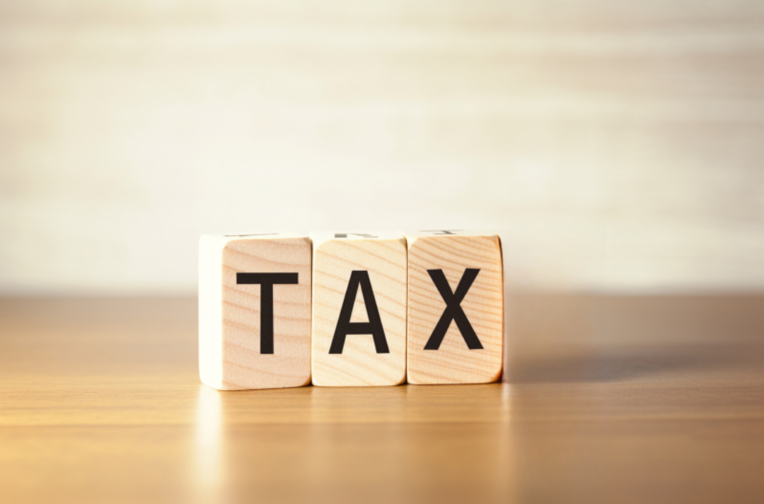 나무조각에 TAX라고 써있다.