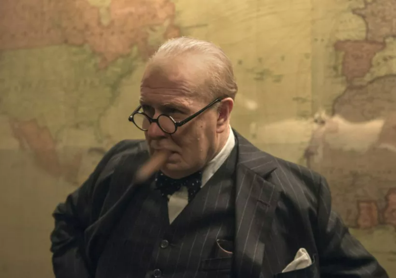 지도 앞에 서서 시가를 물고 있는 처칠의 모습