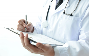 차트를 적고 있는 의사