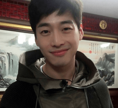 김재원-정면-보고있는-사진