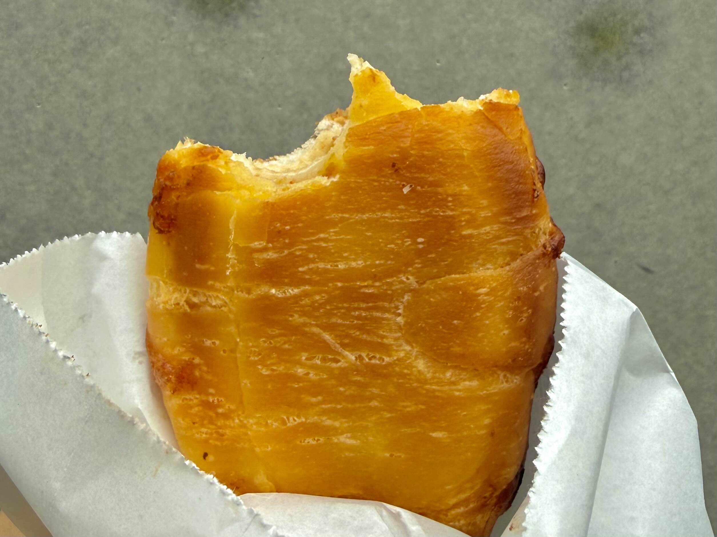 비비씨씨 - 명란 마요 소금빵 밑면 이미지