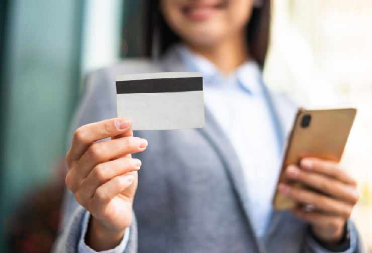 카드를 보여주는 여자