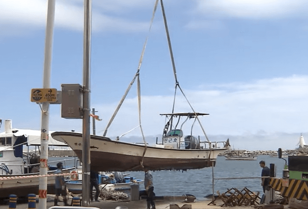 태풍에 대비하여 선박을 이송중인 장면