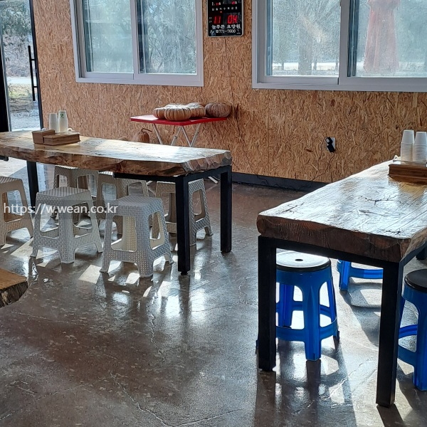 식당 내부 테이블