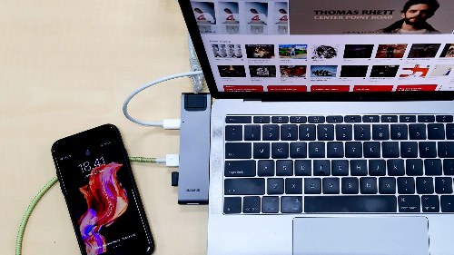 켜진 노트북 옆에 켜진 스마트폰 사진. 출처 : Unsplash