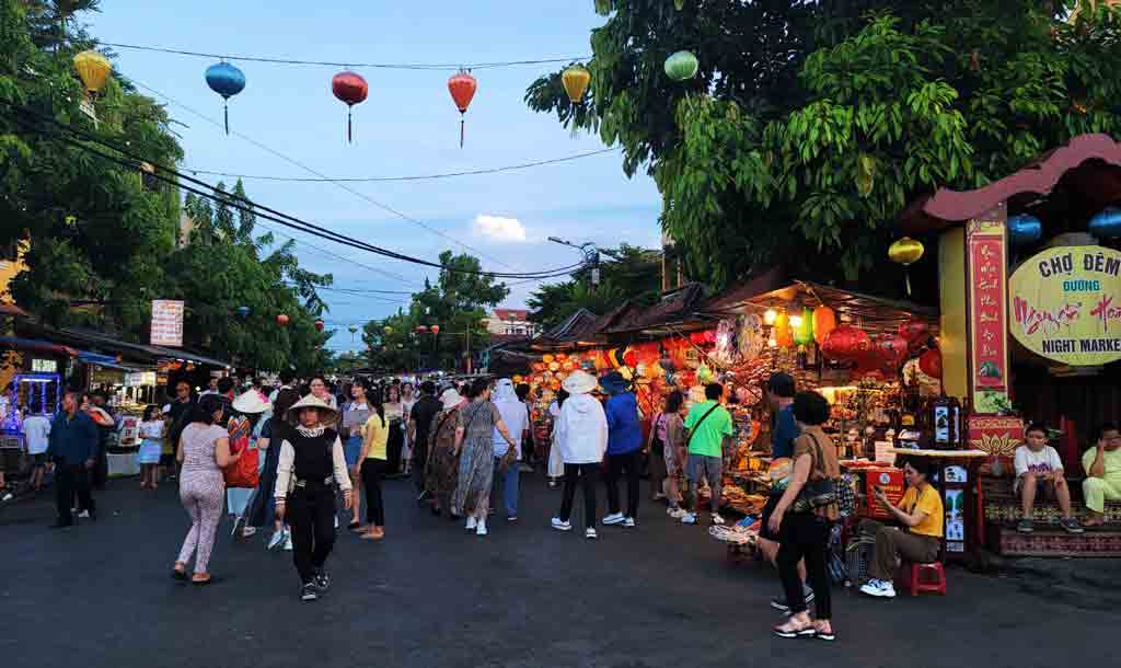 베트남 다낭 호이안 야시장 전경