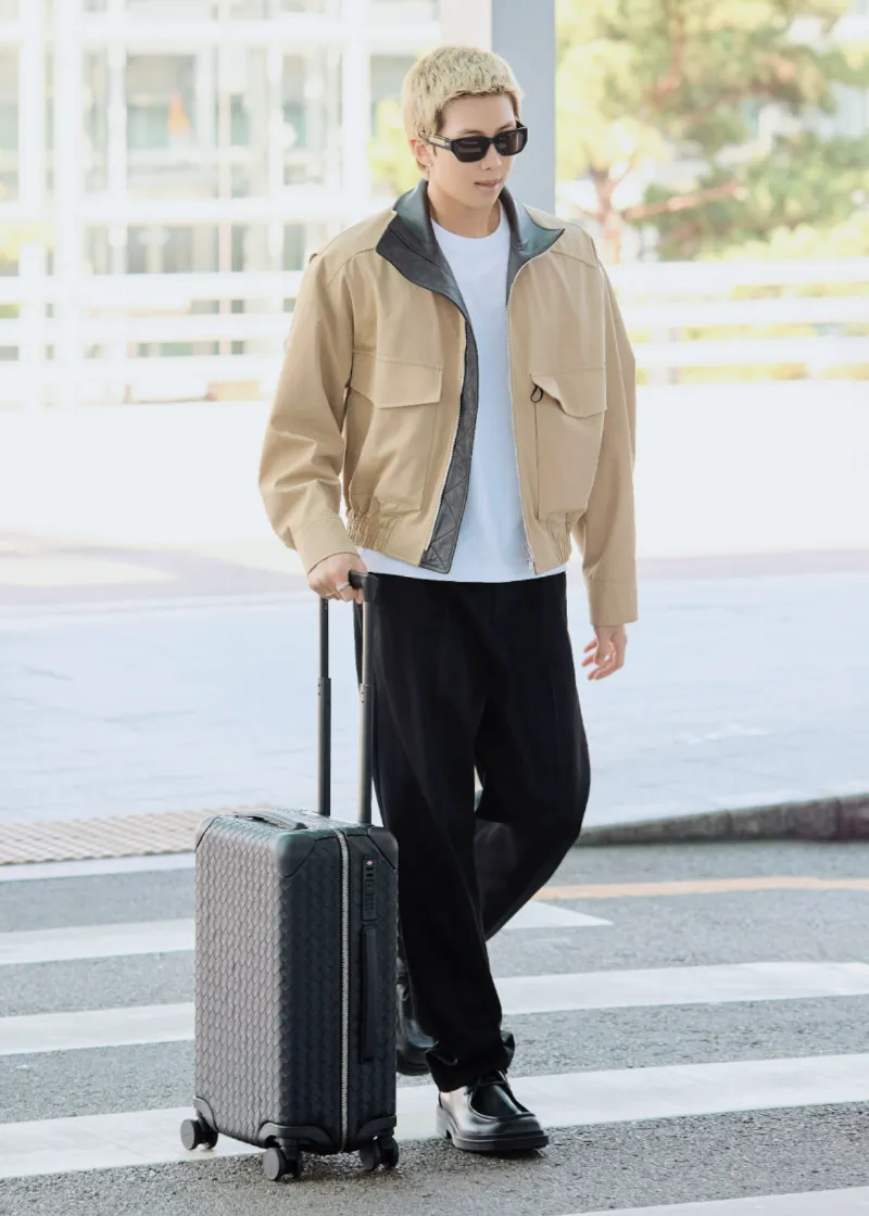 RM 보테가 베네타, RM 공항패션, BTS RM 보테가 베네타, RM 밀라노 패션위크, RM 오디세이 트롤리, 보테가 베네타 인트레치아토, 보테가 베네타 공항패션, 조용한 럭셔리, 실용적 럭셔리, BTS RM 패션, 2026 밀라노 패션위크, RM 럭셔리 패션, RM 스타일링, 보테가 베네타 가방, RM 런웨이 패션